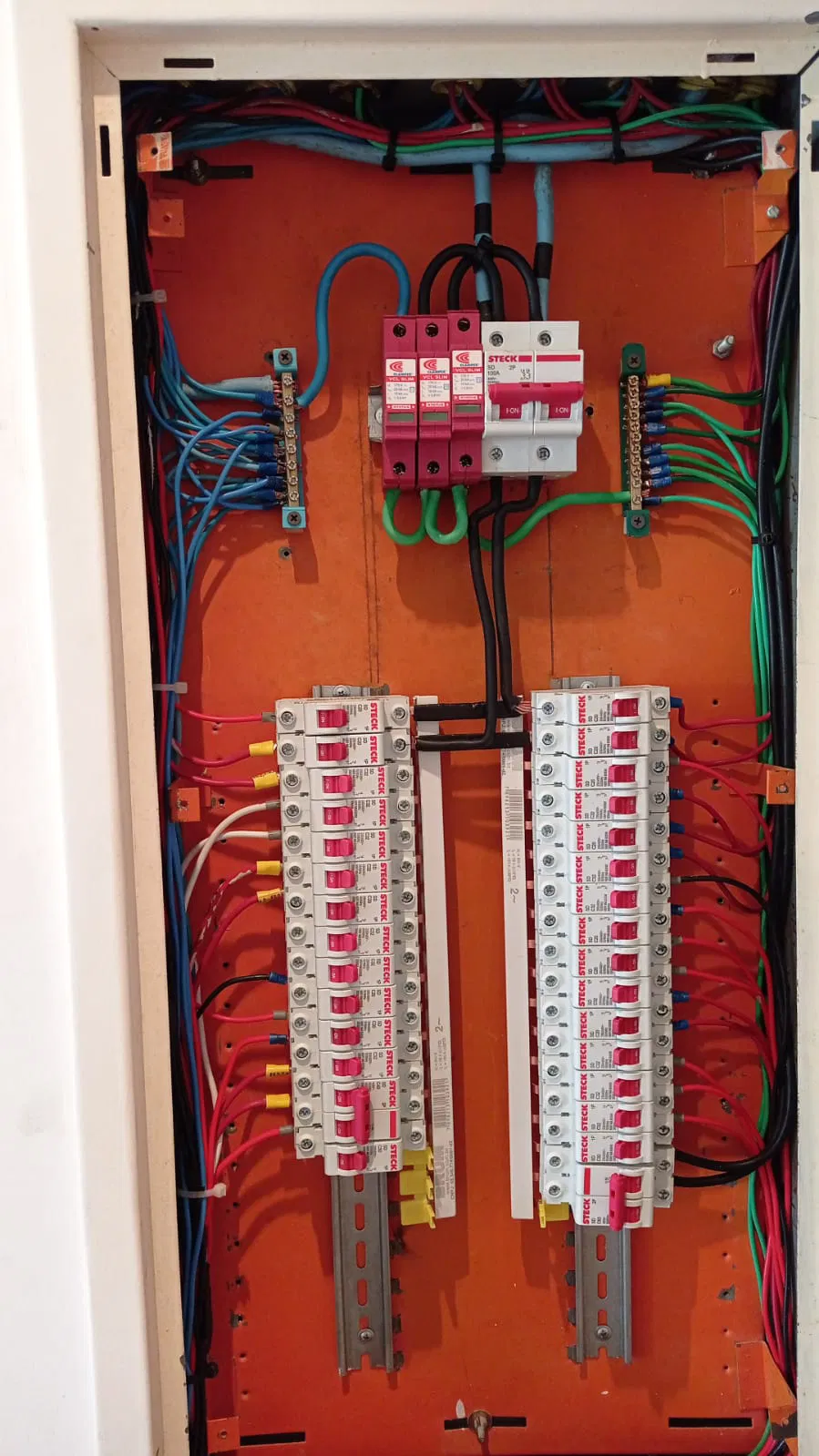 Montagem de Quadro de Distribuição Padrão DIN
